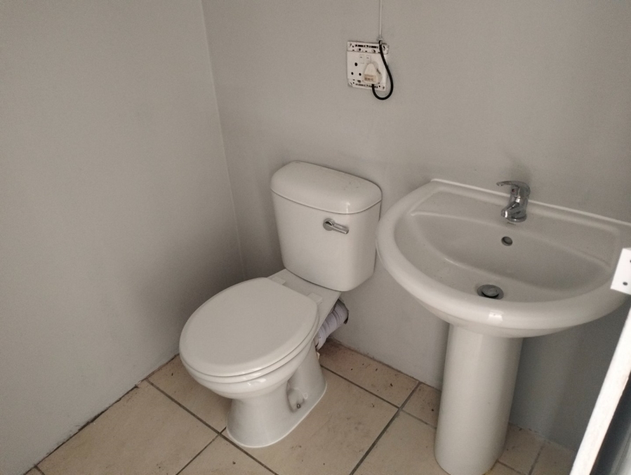 To Let 5 Bedroom Property for Rent in Island View Western Cape